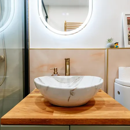 Stylish Amzei Apartment *